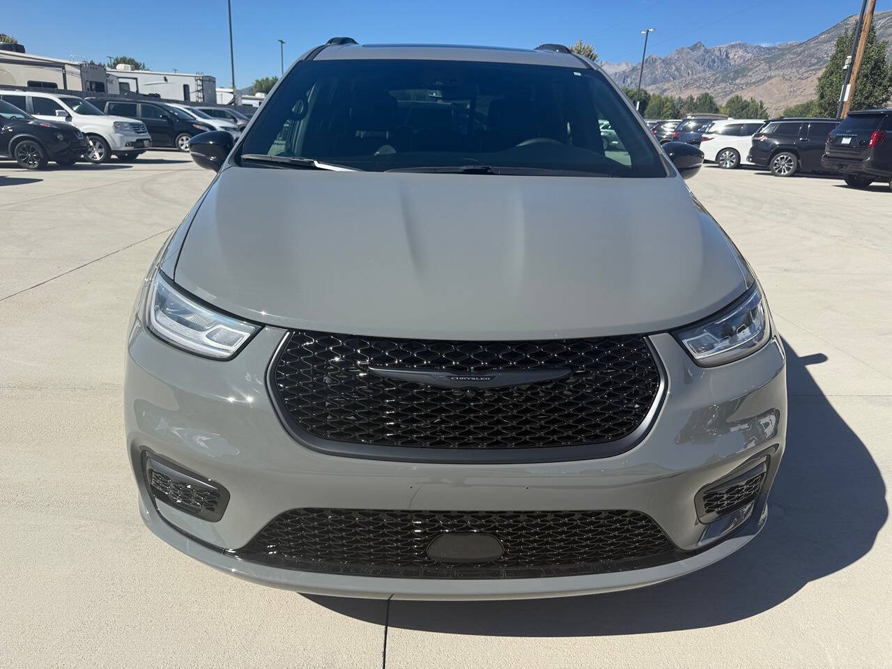 Used 2023 Chrysler Pacifica Limited w/ Uconnect Theater Family Group AWD/4WD image 8