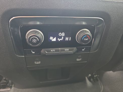 Used 2022 Chevrolet Tahoe Z71 w/ Luxury Package image 16