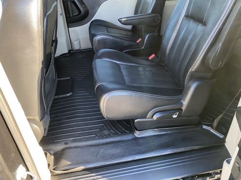 Used 2014 Chrysler Town & Country Touring-L w/ Driver Convenience Group image 6