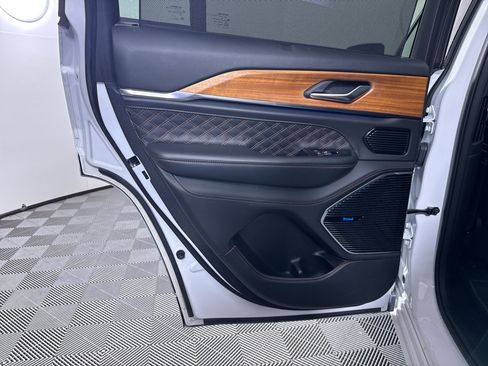 Used 2022 Jeep Grand Cherokee Summit image 38