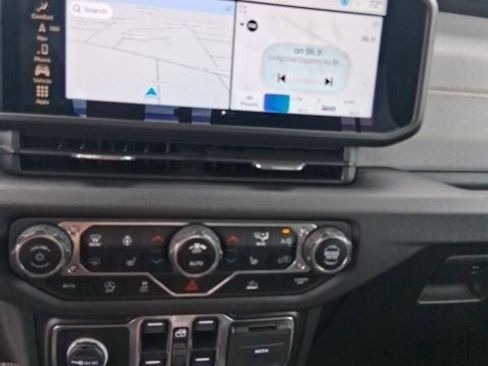 Used 2024 Jeep Gladiator Sport image 8