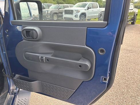 Used 2009 Jeep Wrangler Unlimited Sahara w/ Mopar Leather Group AWD/4WD image 13