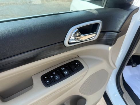 Certified 2022 Jeep Grand Cherokee Laredo E AWD/4WD image 13