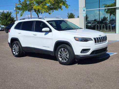 Used 2019 Jeep Cherokee Latitude Plus w/ Comfort/Convenience Group AWD/4WD image 3