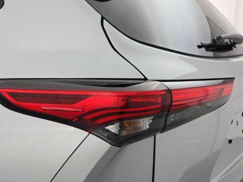 Used 2023 Toyota Highlander L image 34