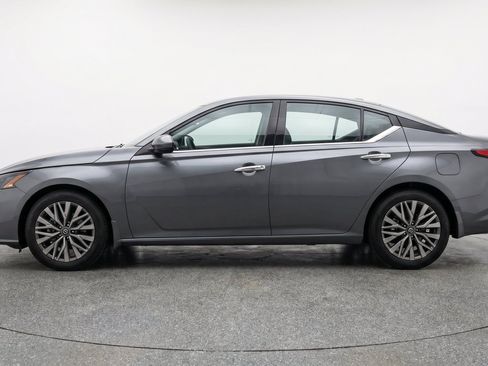 Used 2025 Nissan Altima 2.5 SV FWD image 5