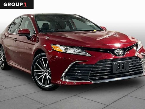 Used 2021 Toyota Camry XLE image 3