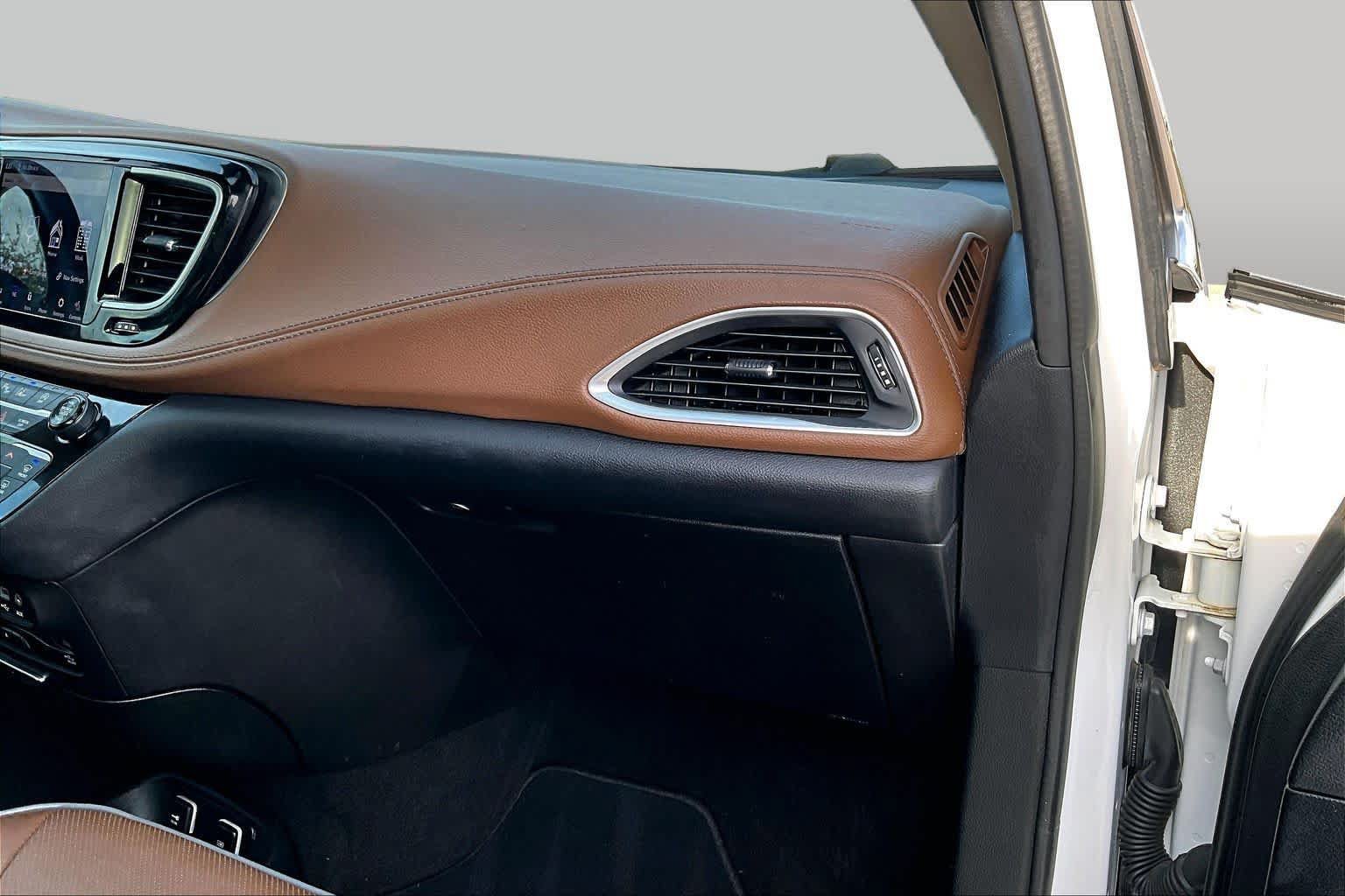 Used 2018 Chrysler Pacifica Limited w/ Advanced Safetytec Group FWD image 18