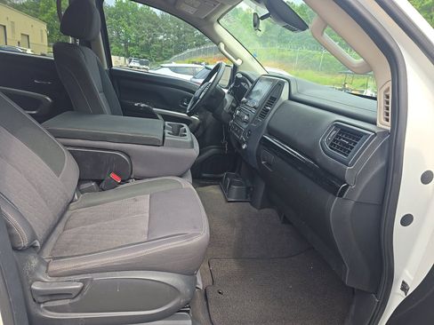 Used 2022 Nissan Titan SV RWD image 10