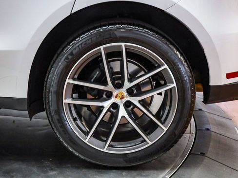 Certified 2025 Porsche Macan image 9