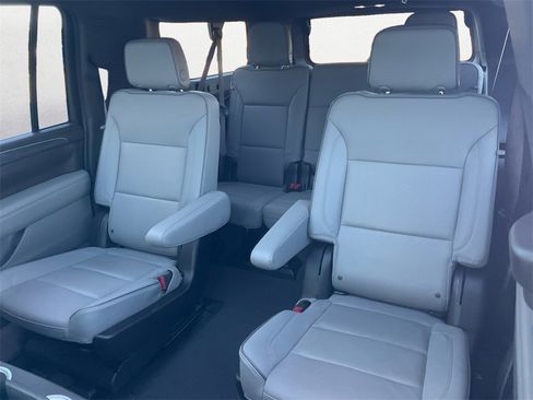 Used 2023 GMC Yukon XL SLT w/ SLT Premium Package image 9