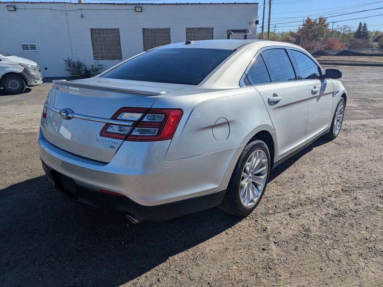 Used 2018 Ford Taurus Limited AWD/4WD image 7