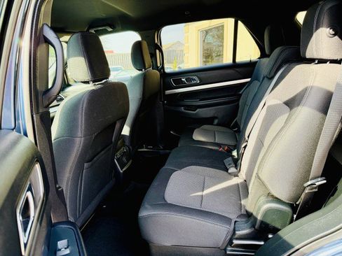 Used 2018 Ford Explorer XLT image 8
