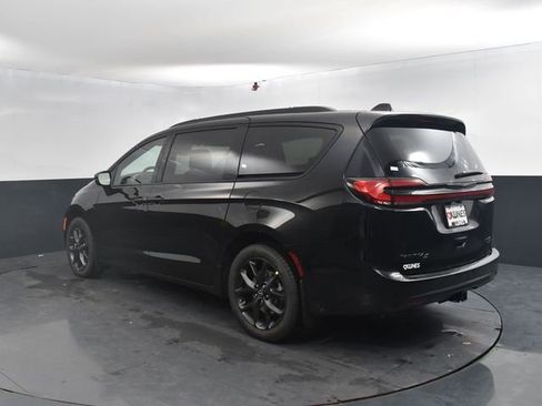 New 2026 Chrysler Pacifica Limited image 7