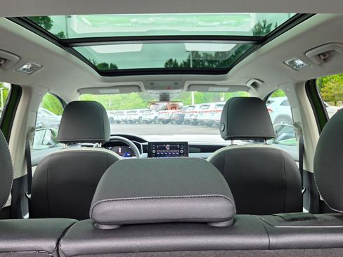 Certified 2025 Volkswagen Taos SE w/ Panoramic Sunroof Package FWD image 55