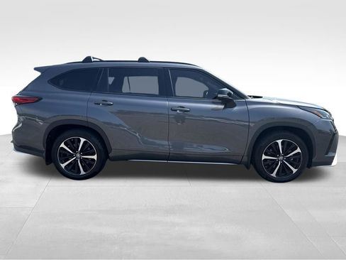 Used 2022 Toyota Highlander XSE AWD/4WD image 2
