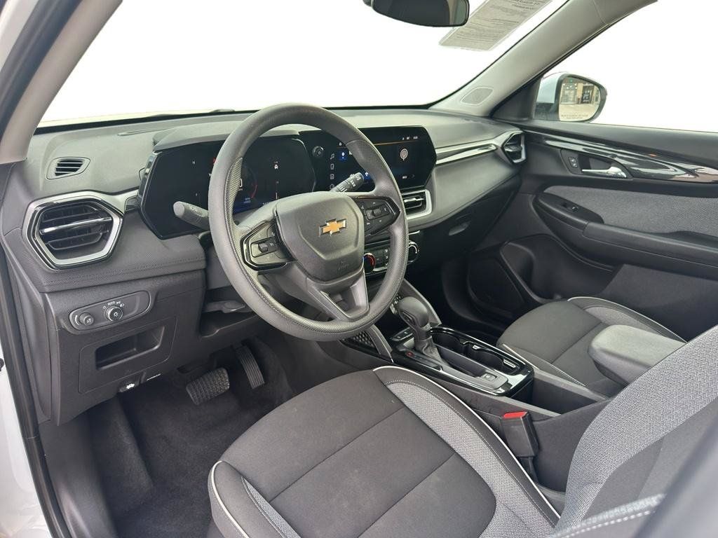 Used 2025 Chevrolet TrailBlazer LT FWD image 2