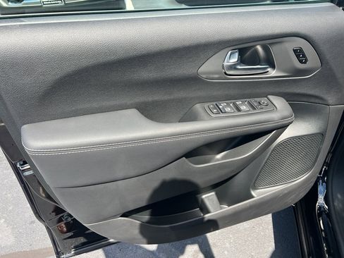 New 2026 Chrysler Pacifica Select image 8