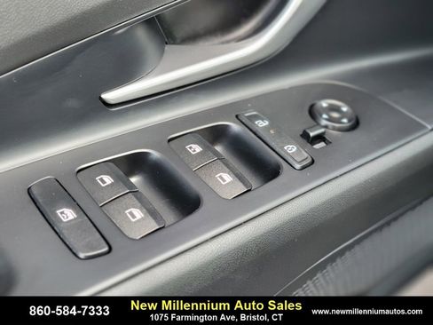 Used 2025 Hyundai Elantra SEL image 17