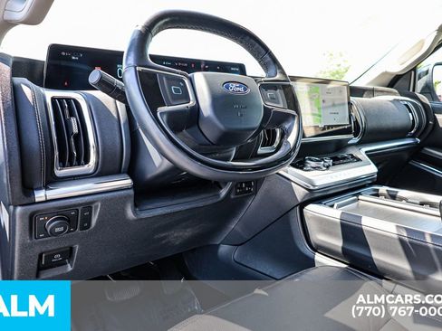 Used 2025 Ford Expedition Platinum AWD/4WD image 32
