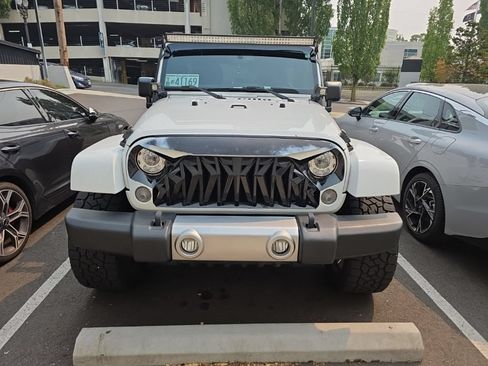 Used 2017 Jeep Wrangler Unlimited Sahara w/ Connectivity Group AWD/4WD image 2