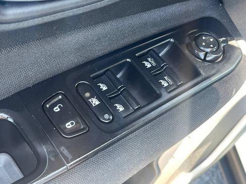 Used 2017 Jeep Renegade Latitude AWD/4WD image 14