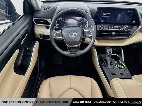 Used 2024 Toyota Highlander XLE FWD image 22