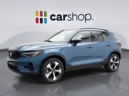 Used 2025 Volvo XC40 B5 Plus image 1