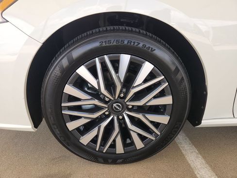 Used 2025 Nissan Altima 2.5 SV FWD image 30