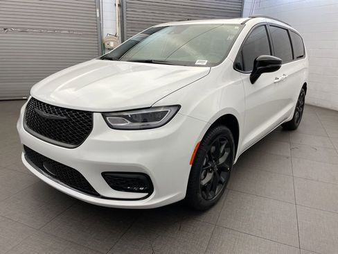 New 2026 Chrysler Pacifica Limited w/ S Appearance Package image 6