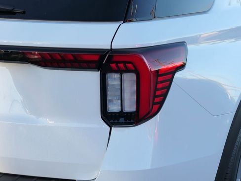 Used 2025 Ford Explorer Active w/ Active Comfort Package image 5