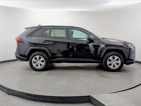 Used 2022 Toyota RAV4 LE image 9