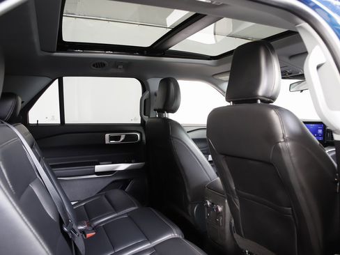 Used 2021 Ford Explorer XLT image 10