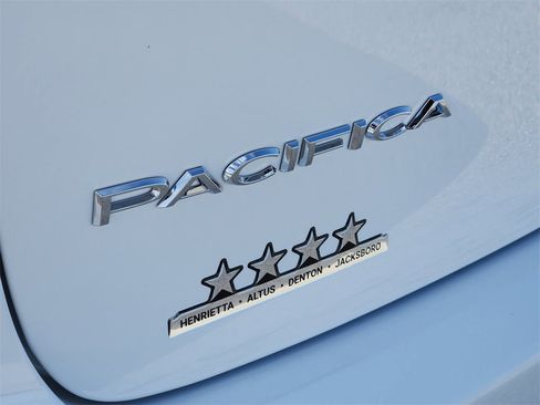 New 2026 Chrysler Pacifica Select image 8