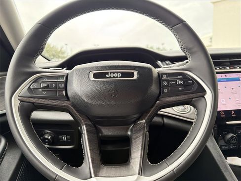 Used 2023 Jeep Grand Cherokee Limited w/ Luxury Tech Group II image 32