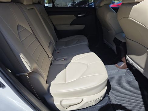 Certified 2022 Toyota Highlander XLE image 17