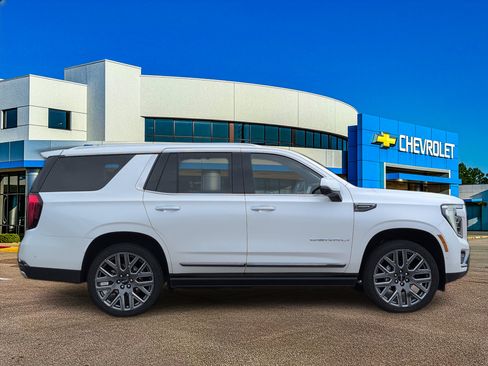 Used 2025 GMC Yukon Denali Ultimate w/ LPO, Floor Liner Package AWD/4WD image 8