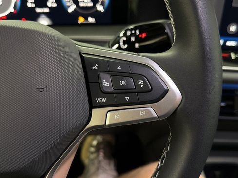 Certified 2025 Volkswagen Tiguan SE FWD image 23