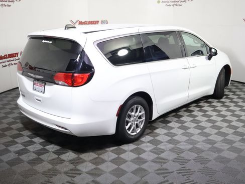 Used 2023 Chrysler Voyager LX FWD image 4