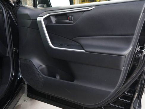 Used 2019 Toyota RAV4 LE AWD/4WD image 9