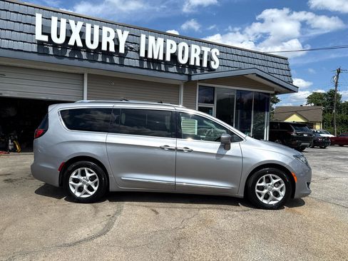 Used 2018 Chrysler Pacifica Touring-L Plus w/ Tire & Wheel Group image 4