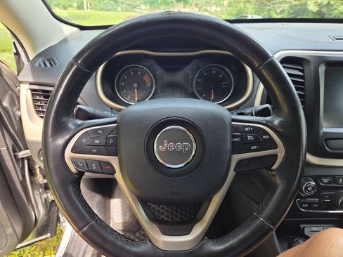 Used 2016 Jeep Cherokee Latitude w/ Cold Weather Group AWD/4WD image 9