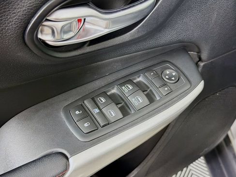 Used 2017 Jeep Cherokee Trailhawk AWD/4WD image 18