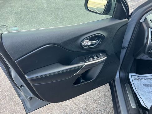 Used 2019 Jeep Cherokee Limited image 20