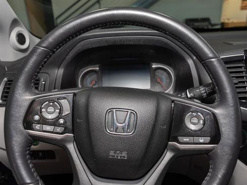 Used 2022 Honda Pilot Touring image 11