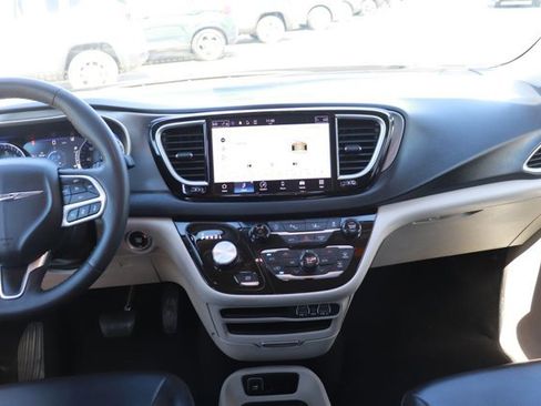 Used 2023 Chrysler Pacifica Touring-L FWD image 15