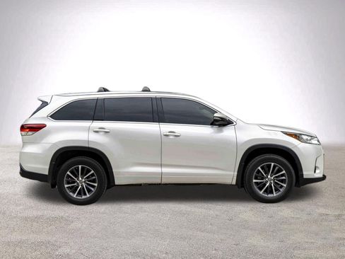 Used 2018 Toyota Highlander XLE image 10