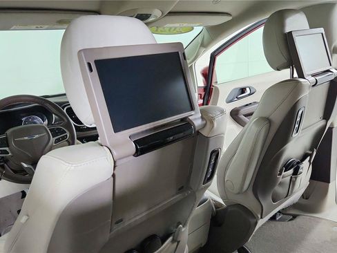 Used 2021 Chrysler Pacifica Touring-L w/ Uconnect Theater Family Group FWD image 15