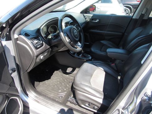 Used 2018 Jeep Compass Latitude w/ Popular Equipment Group FWD image 17