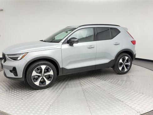 Certified 2025 Volvo XC40 B5 Plus image 6